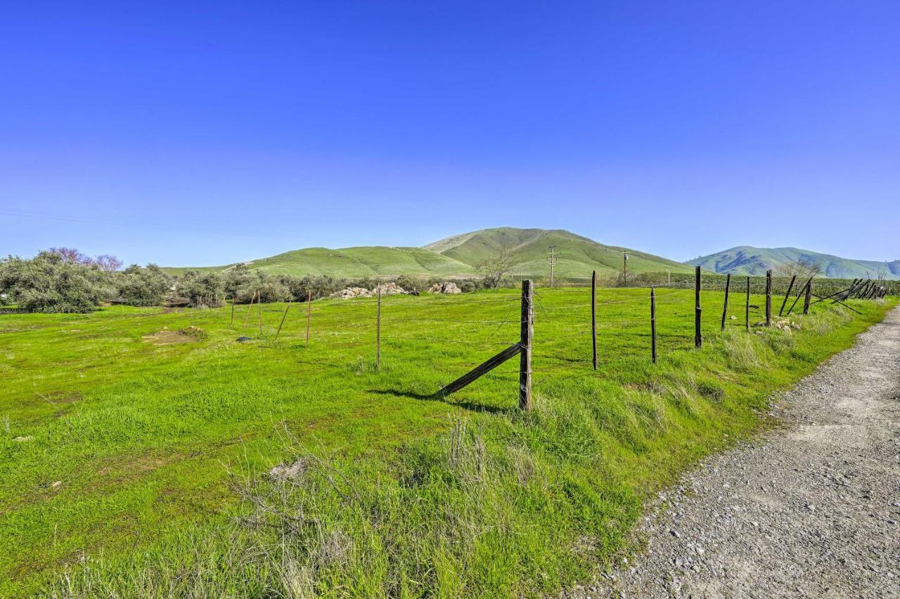 Peaceful Ranch Home With Sierra Nevada Views Woodlake Exterior foto