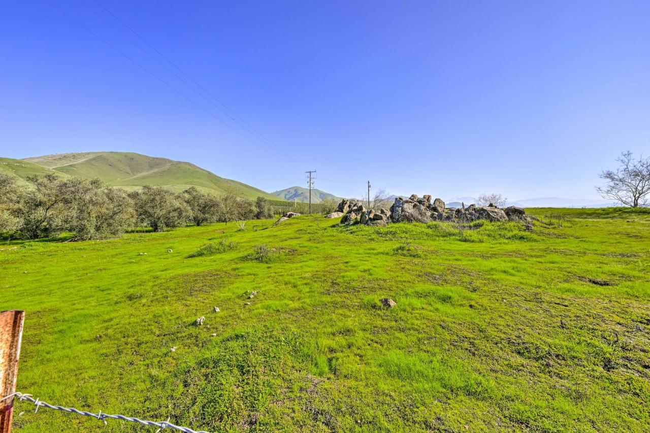 Peaceful Ranch Home With Sierra Nevada Views Woodlake Exterior foto